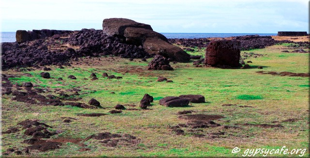 Paro - fallen moai - Te Pito Kura - Rapa Nui